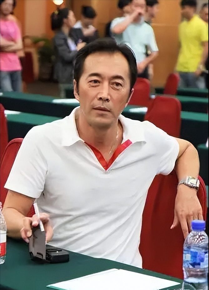 2000年,郑晓宁在拍摄电视剧的时候遇到了演员林海海.