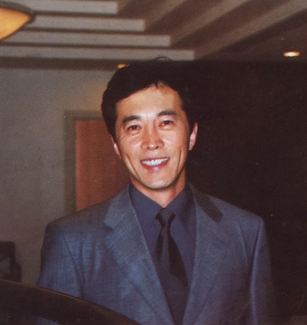 2000年,郑晓宁在拍摄电视剧的时候遇到了演员林海海.