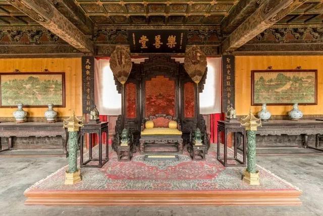 乾隆的儿子嘉庆也一直居住在紫禁城中,在紫禁城外并没有潜邸,一直到