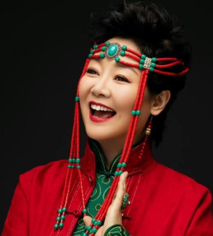 他爱慕萨日娜20年先后娶两任娇妻,老来得子又离婚,62岁生活不顺