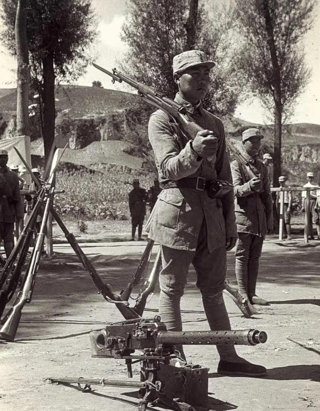 八路军政委重伤倒地,汉奸发现他还活着,附耳说:我们很快就走