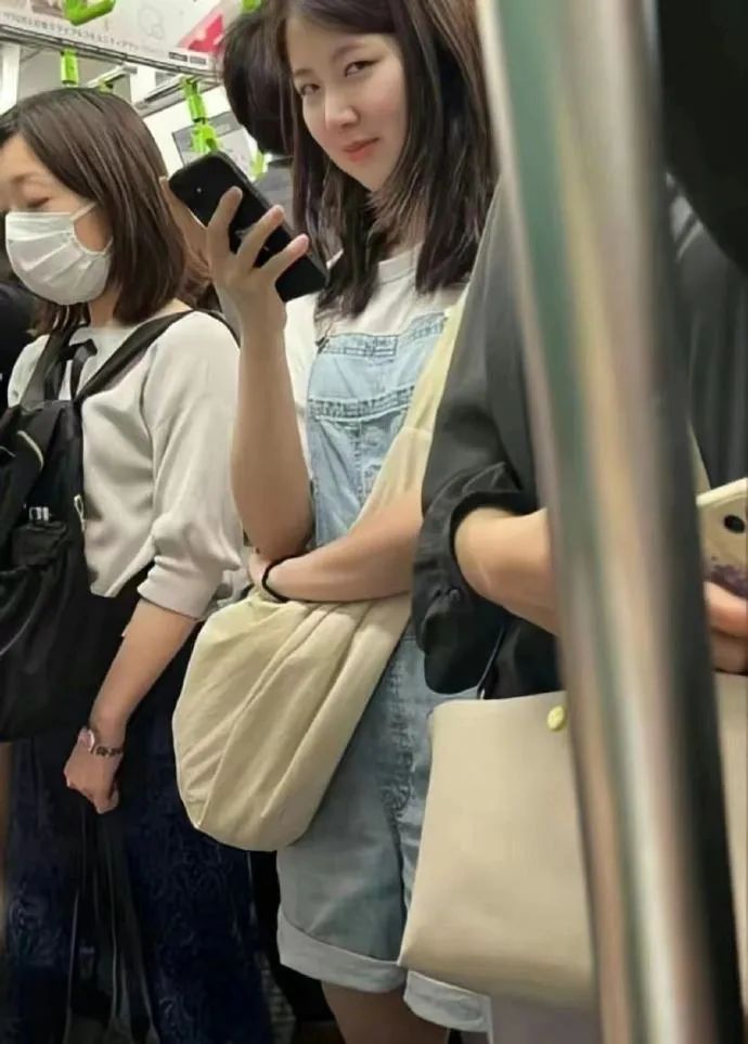 地鐵里的——電車女狼（圖）