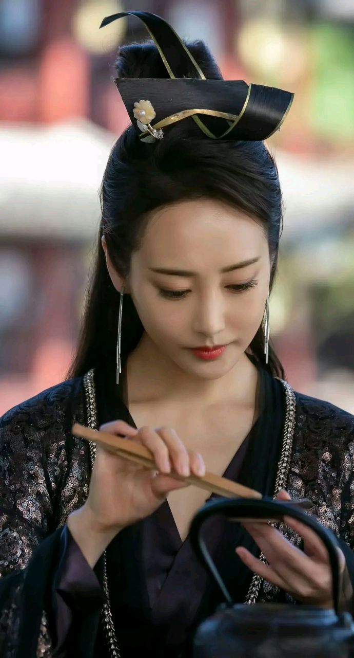 李纯应该是真漂亮的,比李沁漂亮多了,不过她的演技真的不行,还要好好