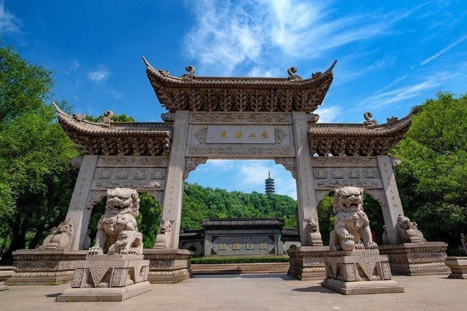 焦山风景区位于江苏省镇江市东北面,距离市中心大约4.