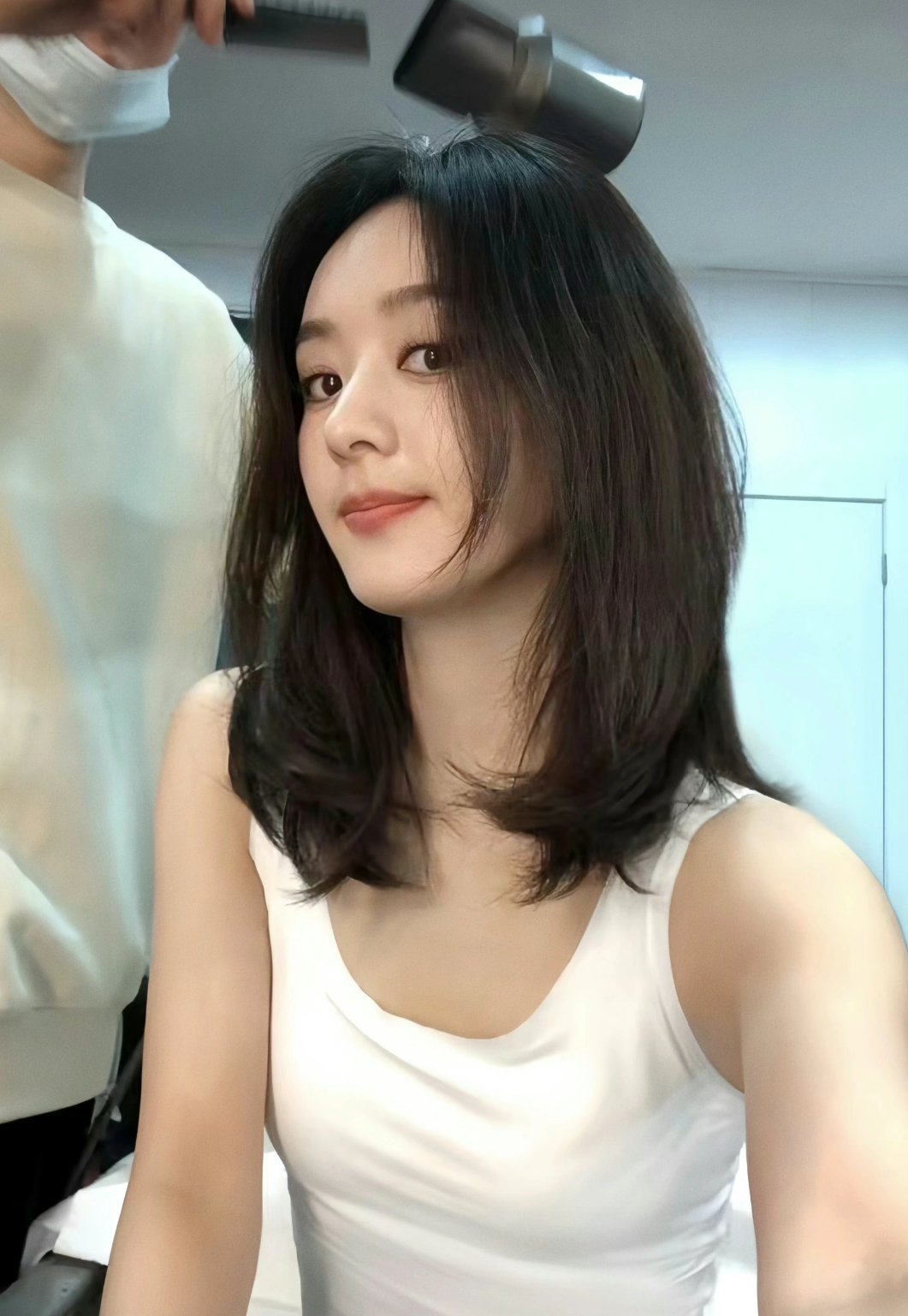 520赵丽颖的自拍照 在造型师给他吹头发的间隙 她拿着手机自拍了自己