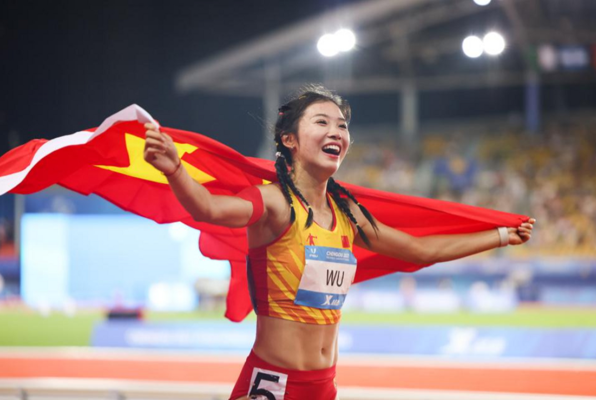 成功夺得了女子百米栏的冠军,她的这一表现无疑为全中国人民带来了