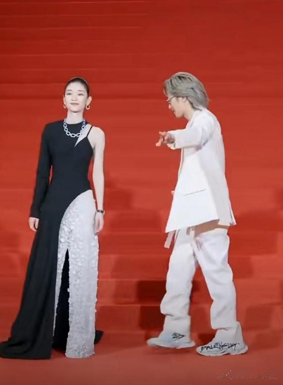 谢霆锋和女演员合照,场面非常尴尬
