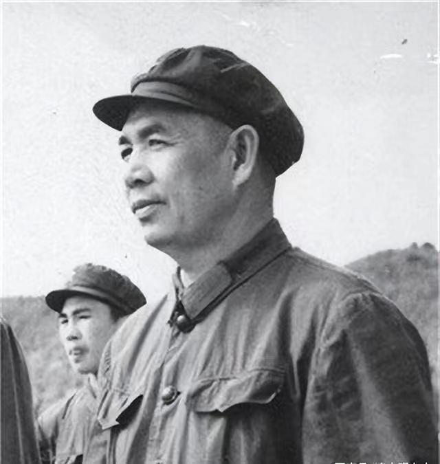1973年,八大军区司令员进行对调,丁盛面临巨大压力.