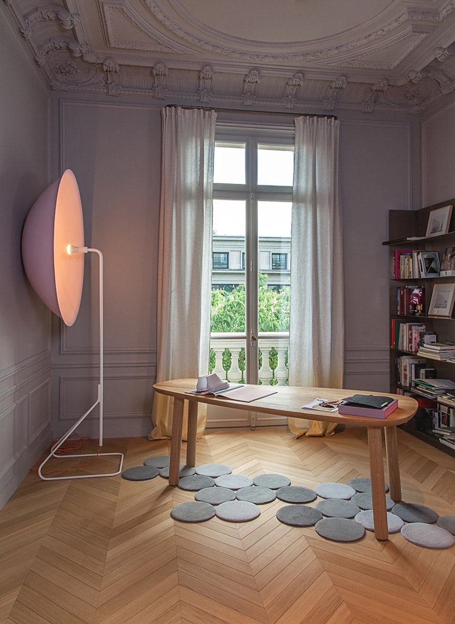 莫里森风格,这是一款极简主义美学书桌,桌子采用了天然实木材质,桌面