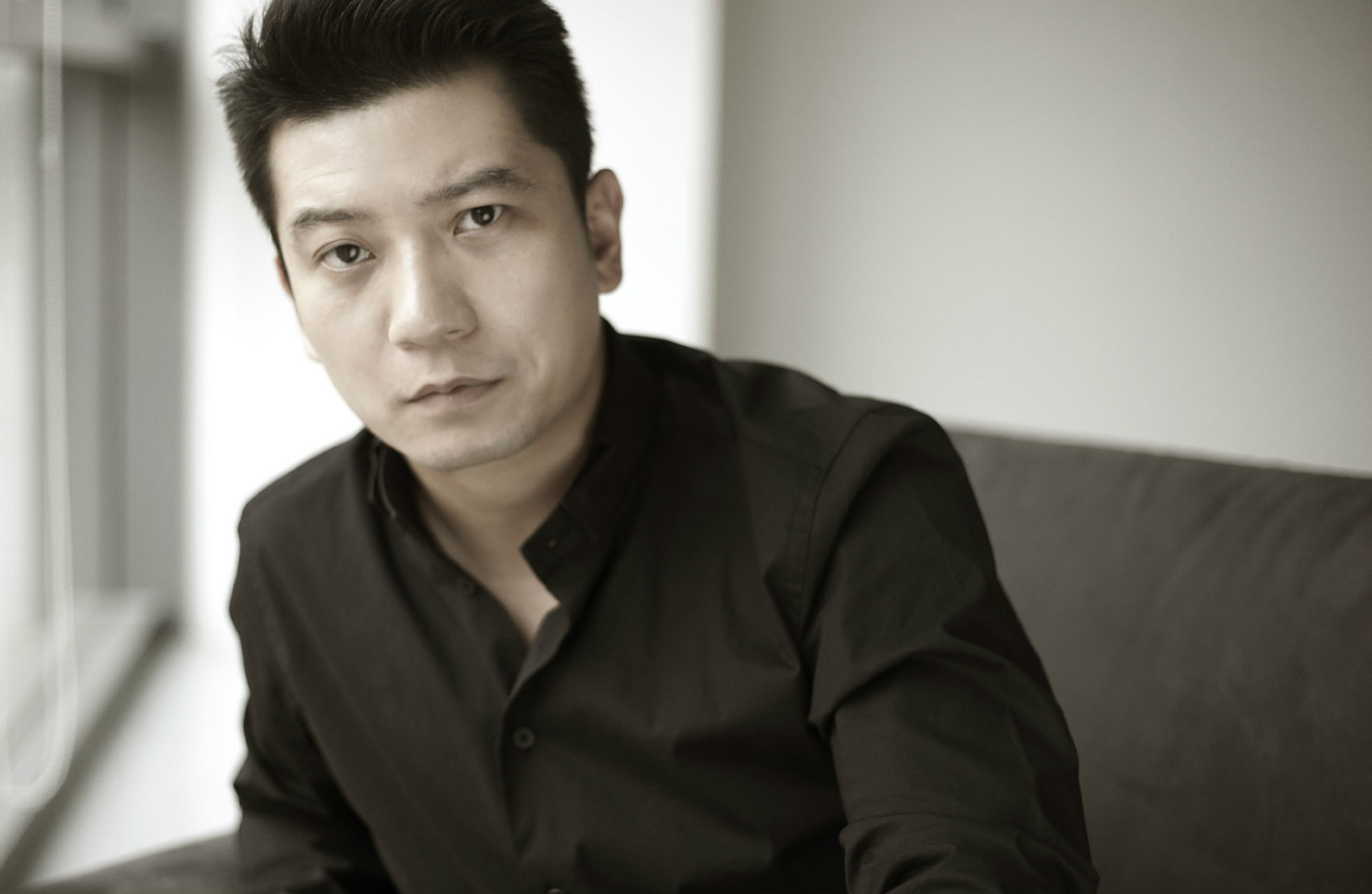 演员田雨说:"1975年,我出生在北京,因为家住北京人民剧院附近,所以我