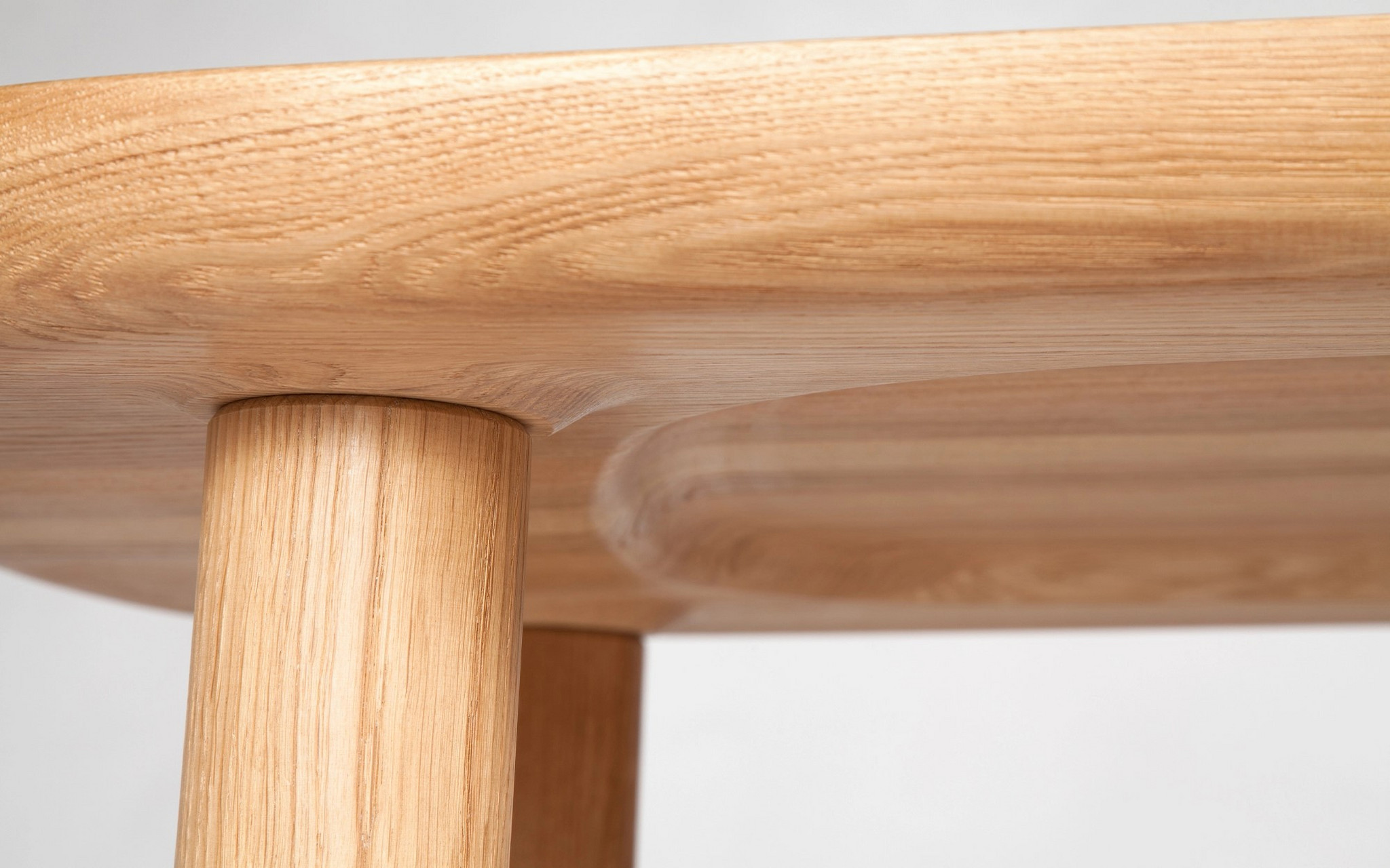 莫里森风格,这是一款极简主义美学书桌,桌子采用了天然实木材质,桌面