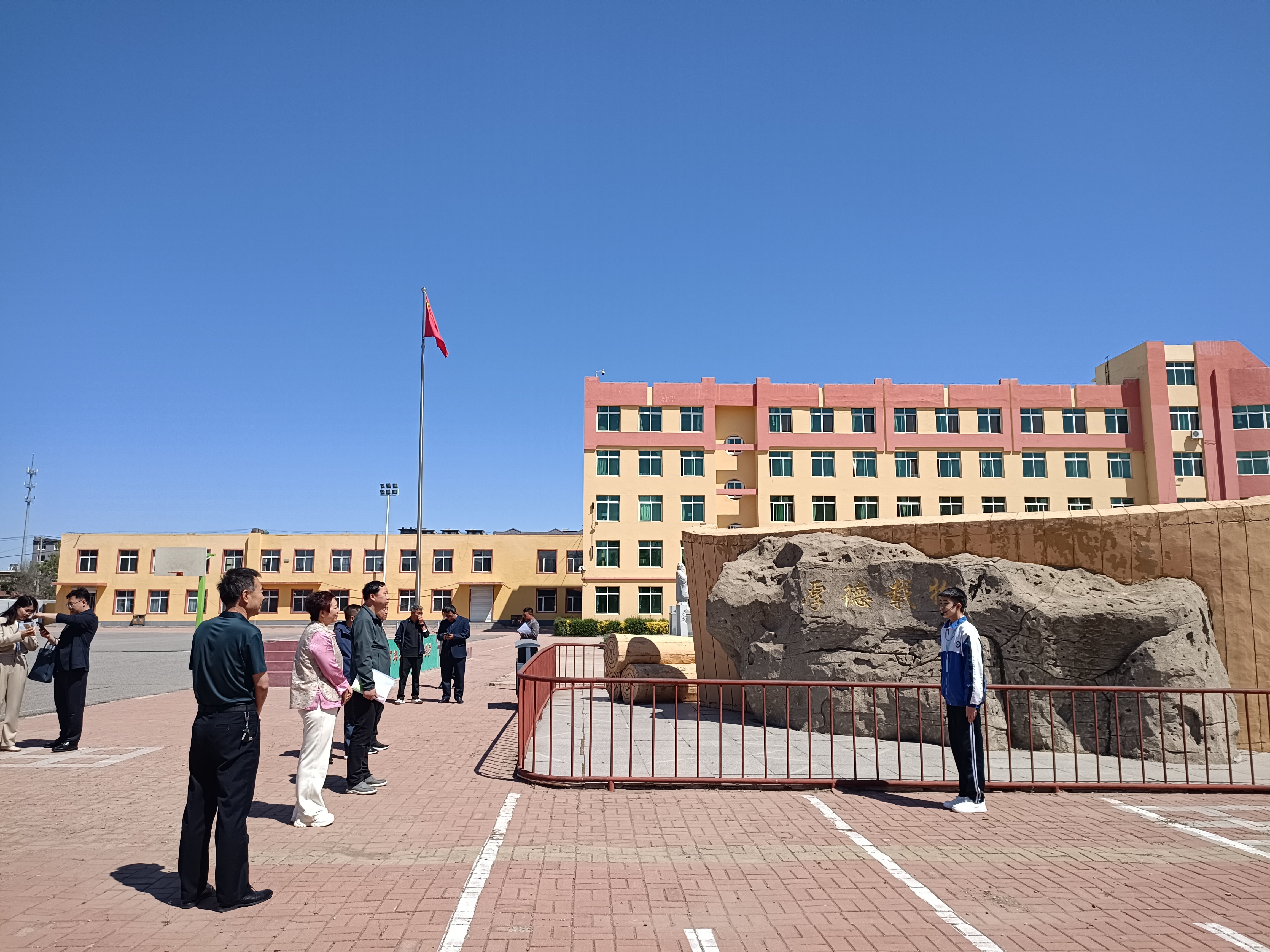 【沈阳市佟妍名优校长工作坊研讨会在康平二中举行】5月15日,"大力