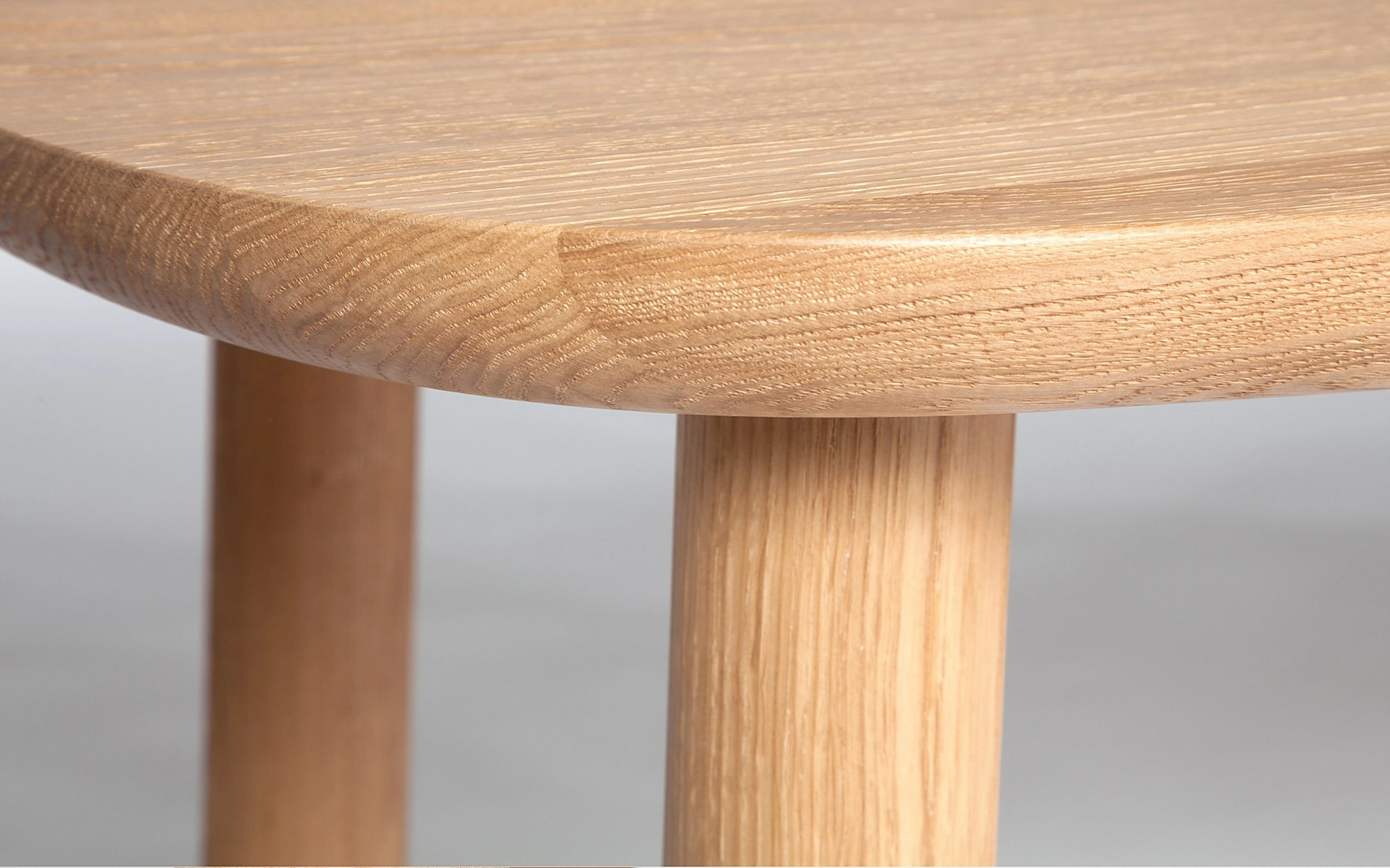 莫里森风格,这是一款极简主义美学书桌,桌子采用了天然实木材质,桌面