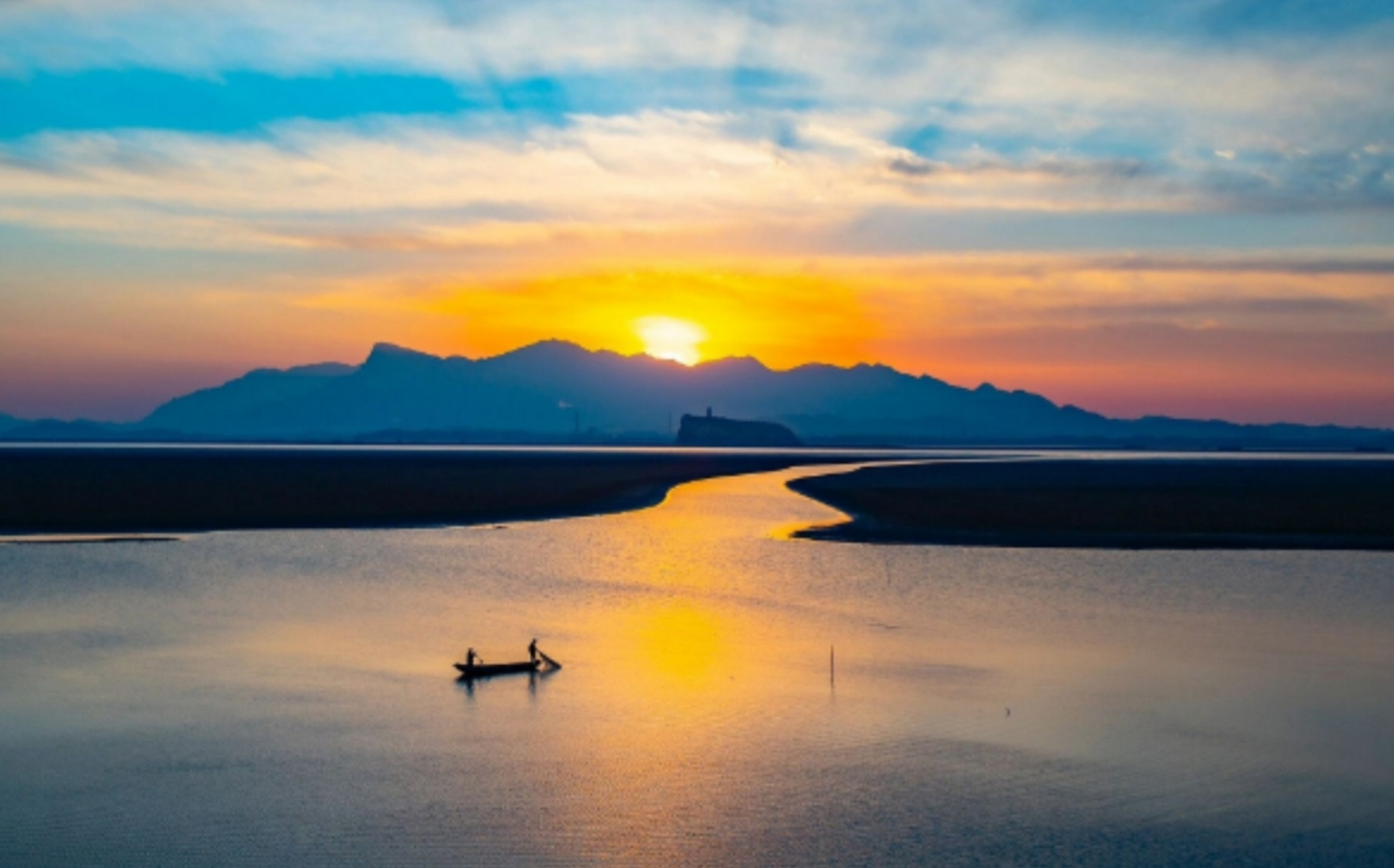 江西省:鄱阳湖——水深8.4米  2.湖南省:洞庭湖——水深6.2米  3.