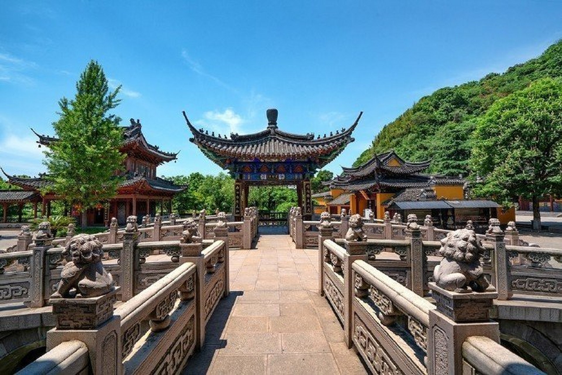 焦山风景区位于江苏省镇江市东北面,距离市中心大约4.