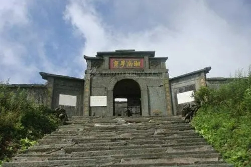 可深挖药王文化,推广桥头河绿色蔬菜,发展龙山森林康养,弘扬涟源美食