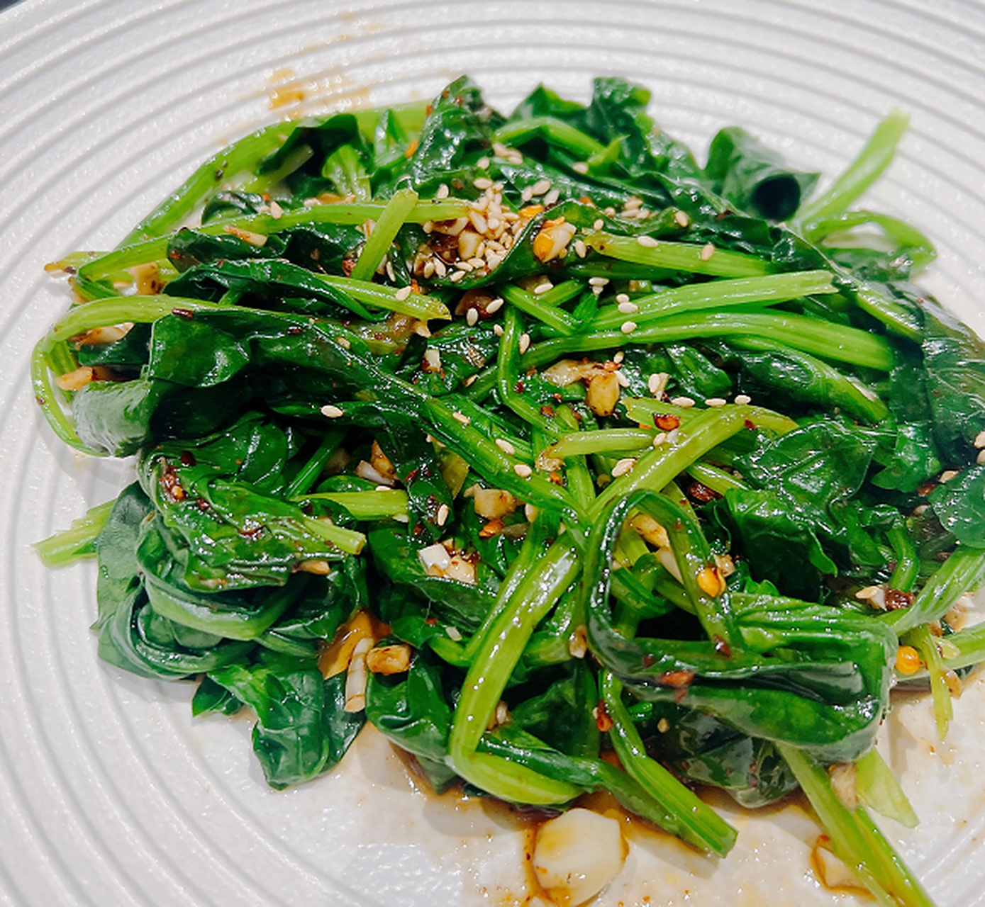 搭配主食更佳享用 ,掌握技巧轻松开启味蕾盛宴![原文:凉拌菠菜怎么做?