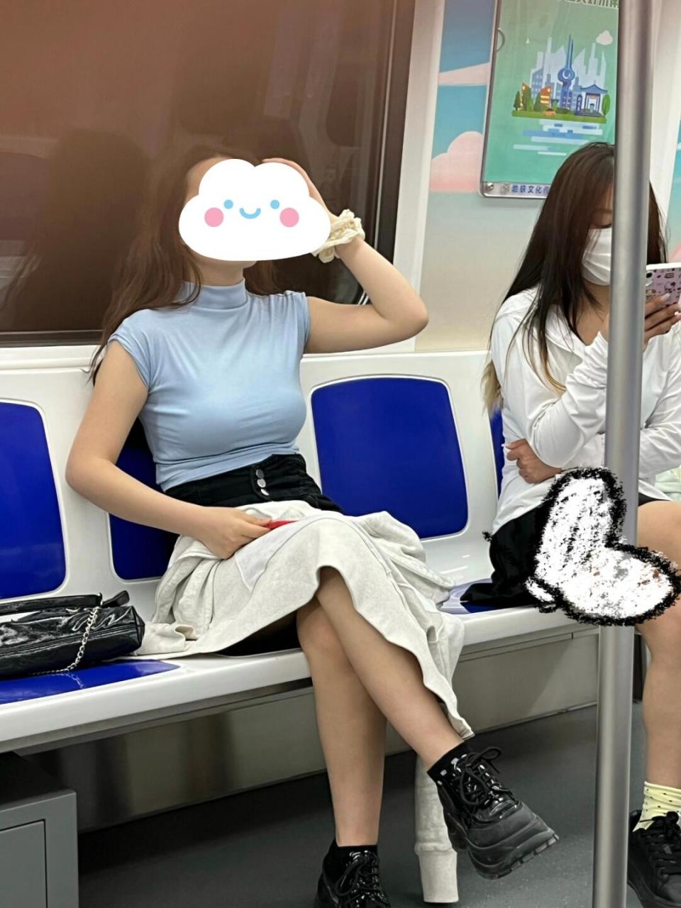 女子内裤乘地铁图片