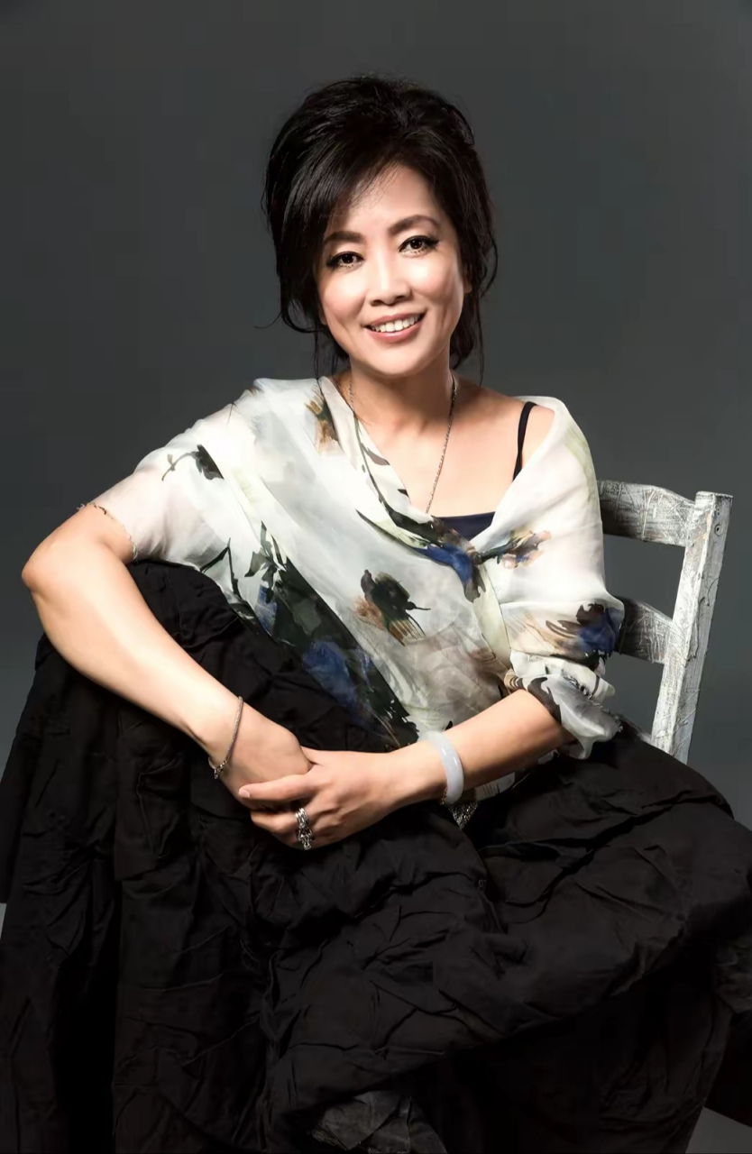 2008年,歌手潘越云和情人在家睡觉,没想到被丈夫抓住,他拿起相机猛拍