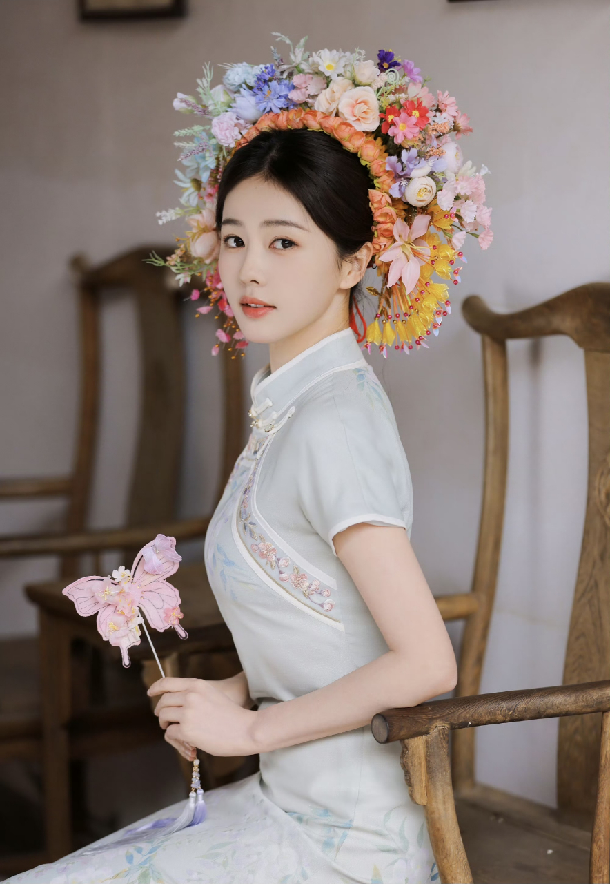 白鹿身穿旗袍头戴簪花,很漂亮,在不笑的前提下,有一种江南女子的温婉