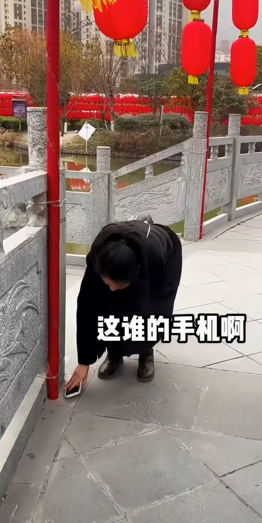 女子拾到一个手机,对方刚好打来电话,女子让她来拿手机,对方竟然这样