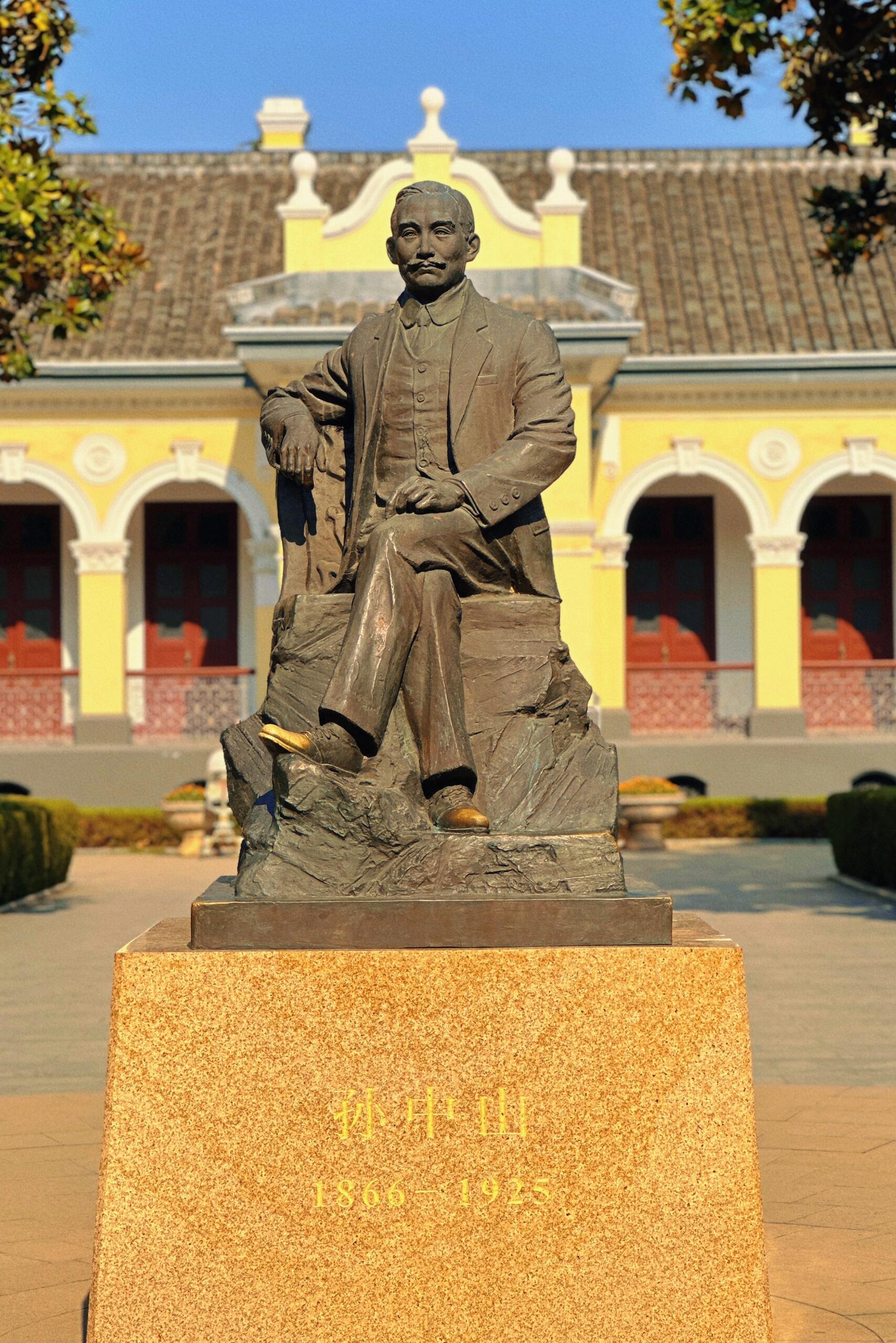 "漫步南京总统府:感受中国近代历史底蕴"  位置:江苏南京市玄武区长江