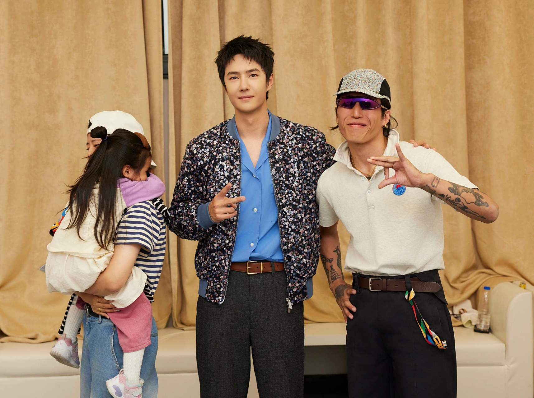 后台和编舞老师的合照9515笑得很可爱捏#娱乐最前沿# #王一博