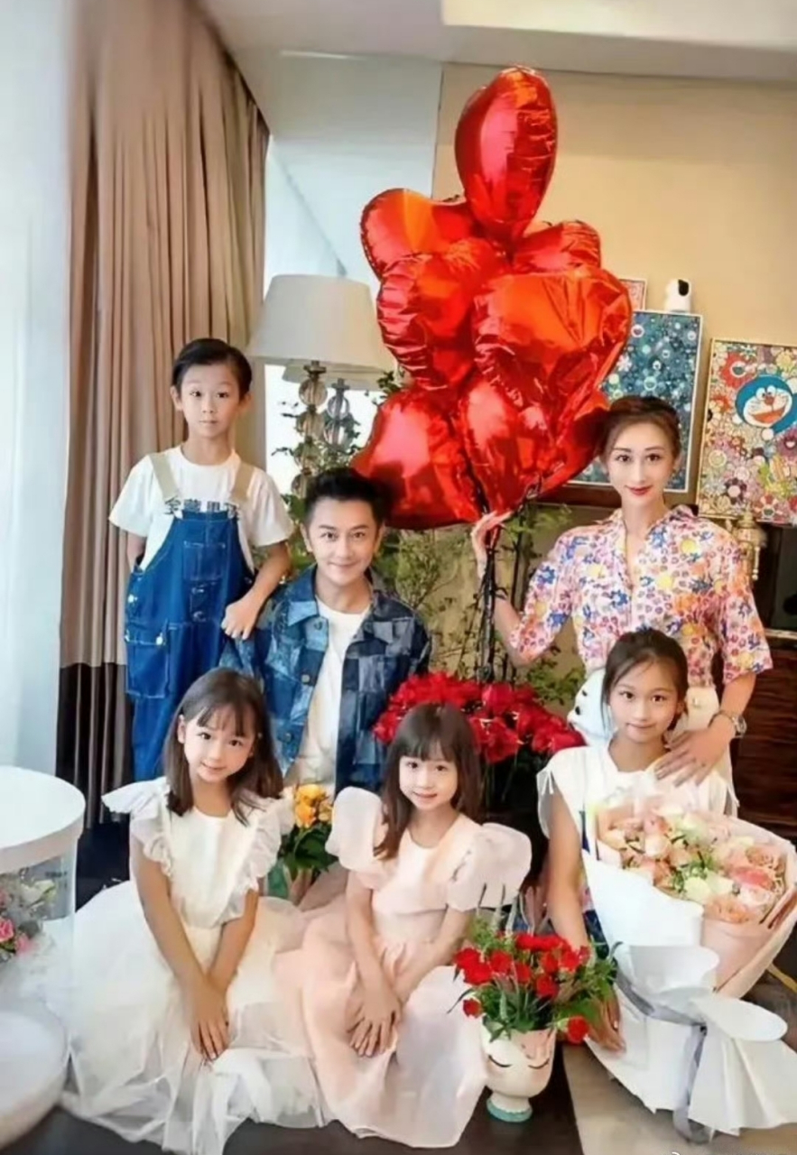 陈浩民全家福合照,一家六口颜值都好高,三个女儿都好好看.