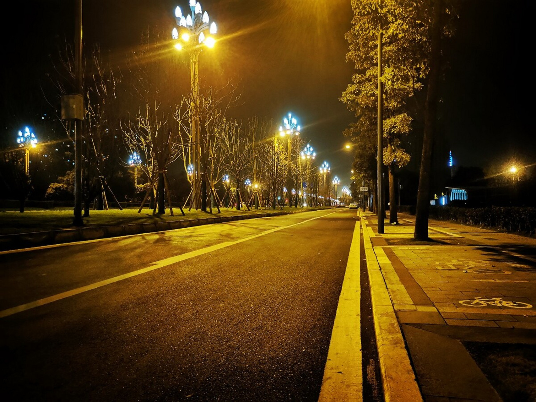 她给了他们一个白眼后走开了,等他们走了后她又回