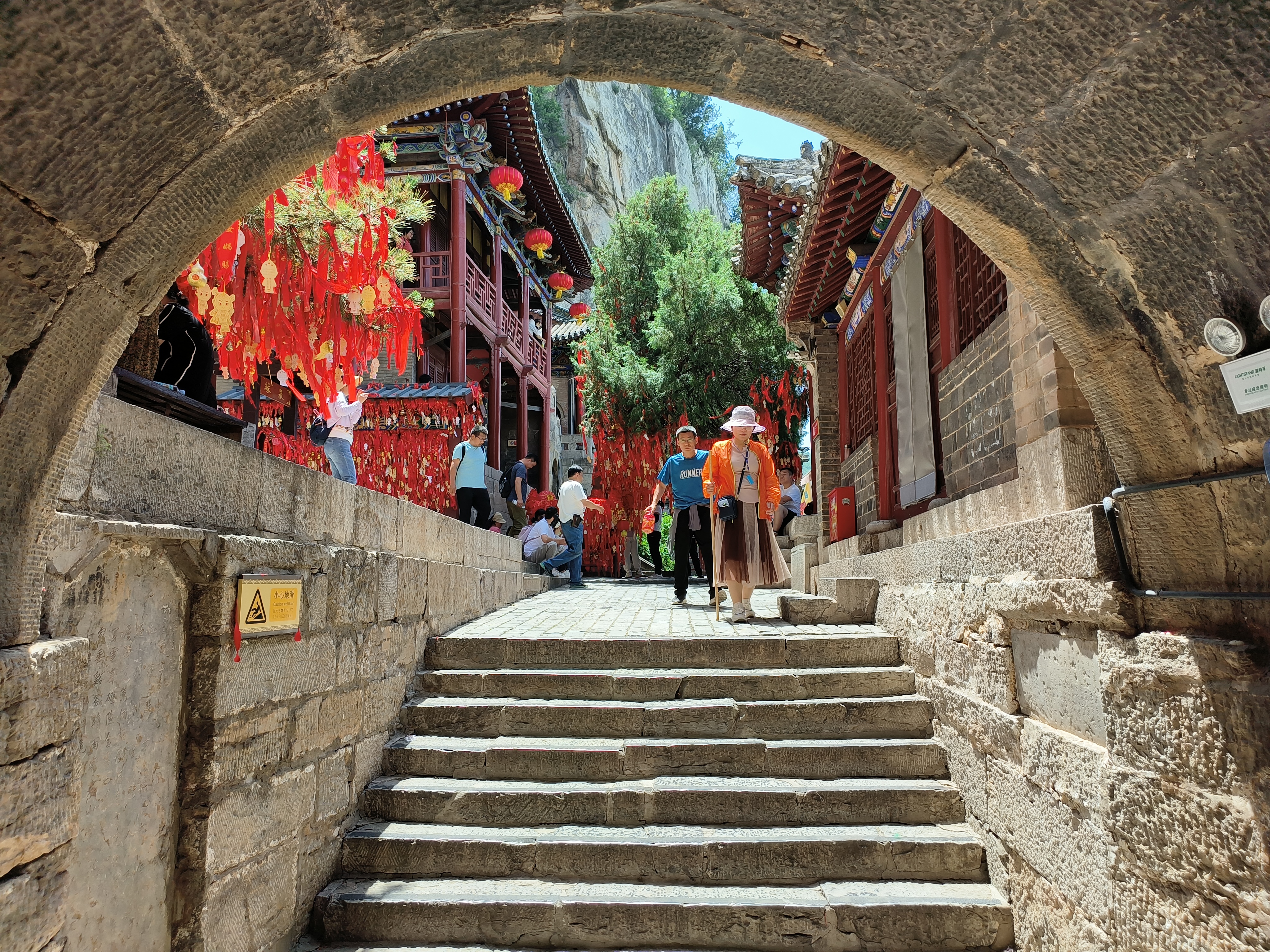 河北省邯郸市涉县娲皇宫始建于北齐时期,初开石室三间,雕神像数尊