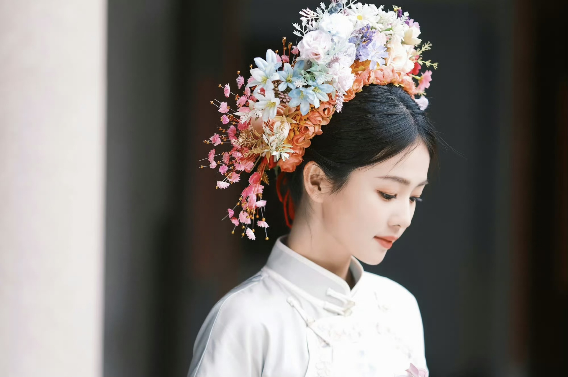 白鹿身穿旗袍头戴簪花,很漂亮,在不笑的前提下,有一种江南女子的温婉