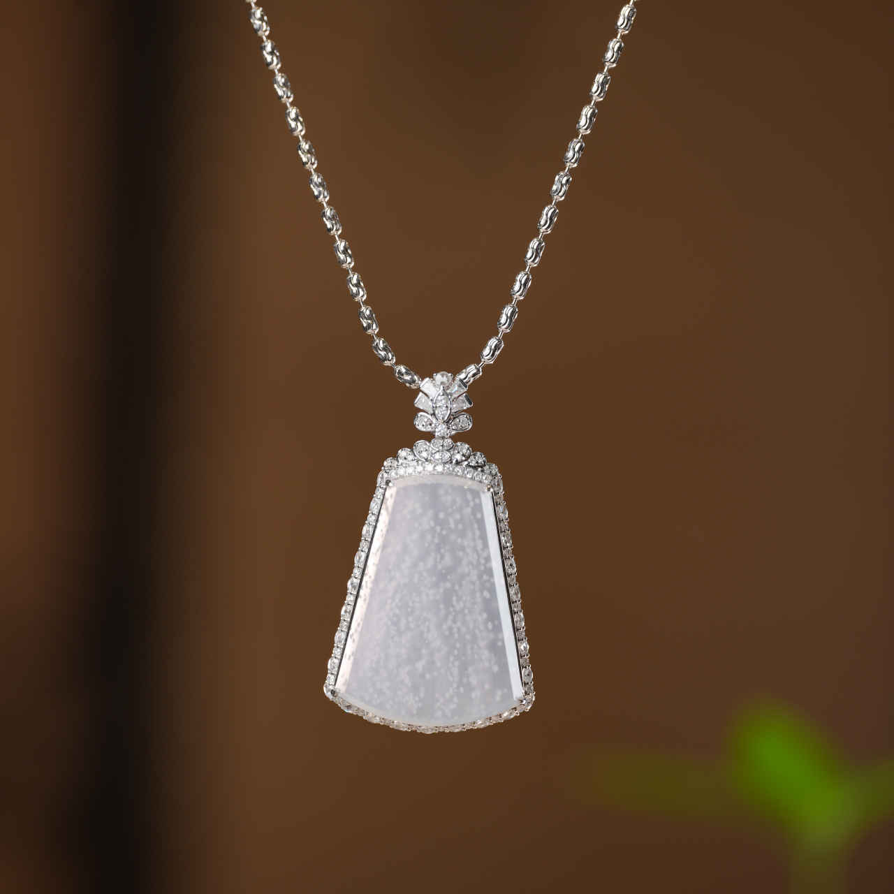 翡翠|轻奢款吊坠 翡翠无事牌 点点雪花棉萦绕其中 意境唯美如画 钻石