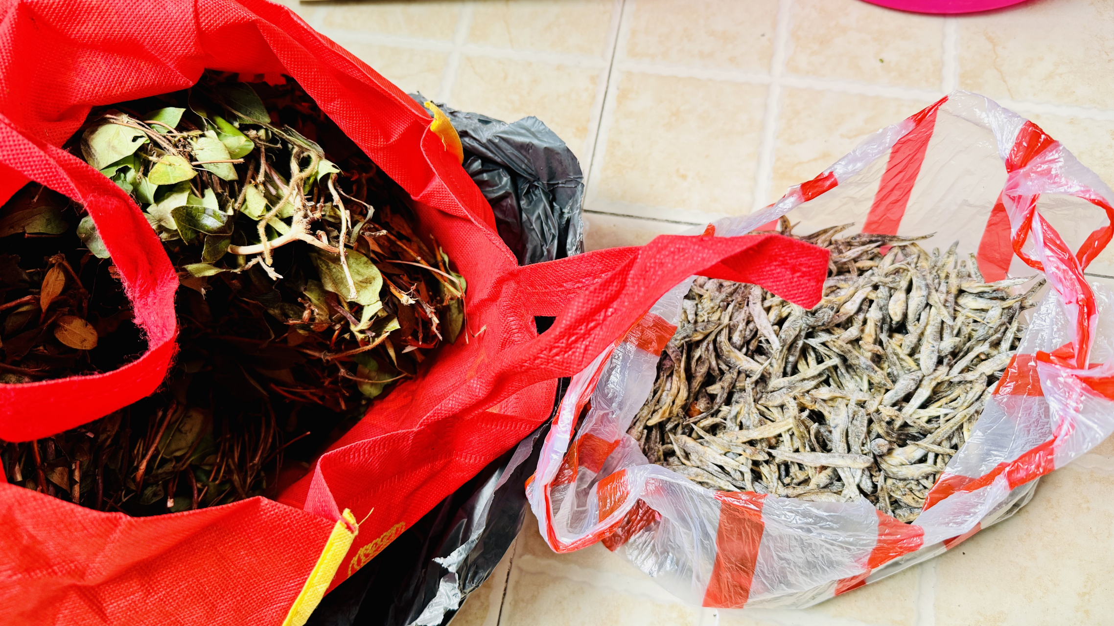 这明显是从上山刚摘下来的新鲜金银花藤子[嘿哈] 就是这蒸着吃的小