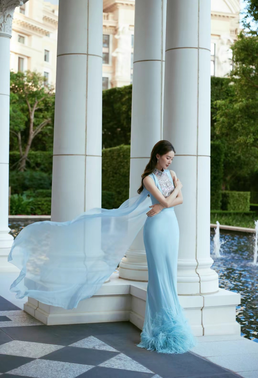 金晨身着淡蓝云锦曳地长裙,长发飘逸轻纱飞舞,饰品璀璨精致优雅  金晨