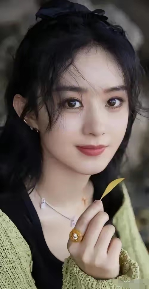 在一次采访中,主持人询问了赵丽颖,她认为什么样的两性关系最令人舒适