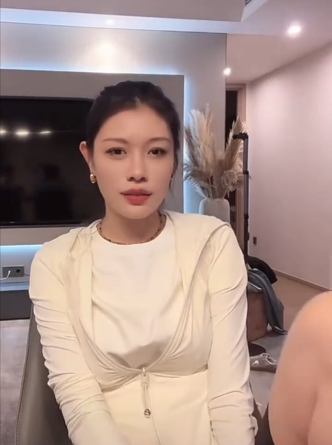 据悉,葛荟婕和汪峰有一个孩子,即小苹果,可两人并没有领证.