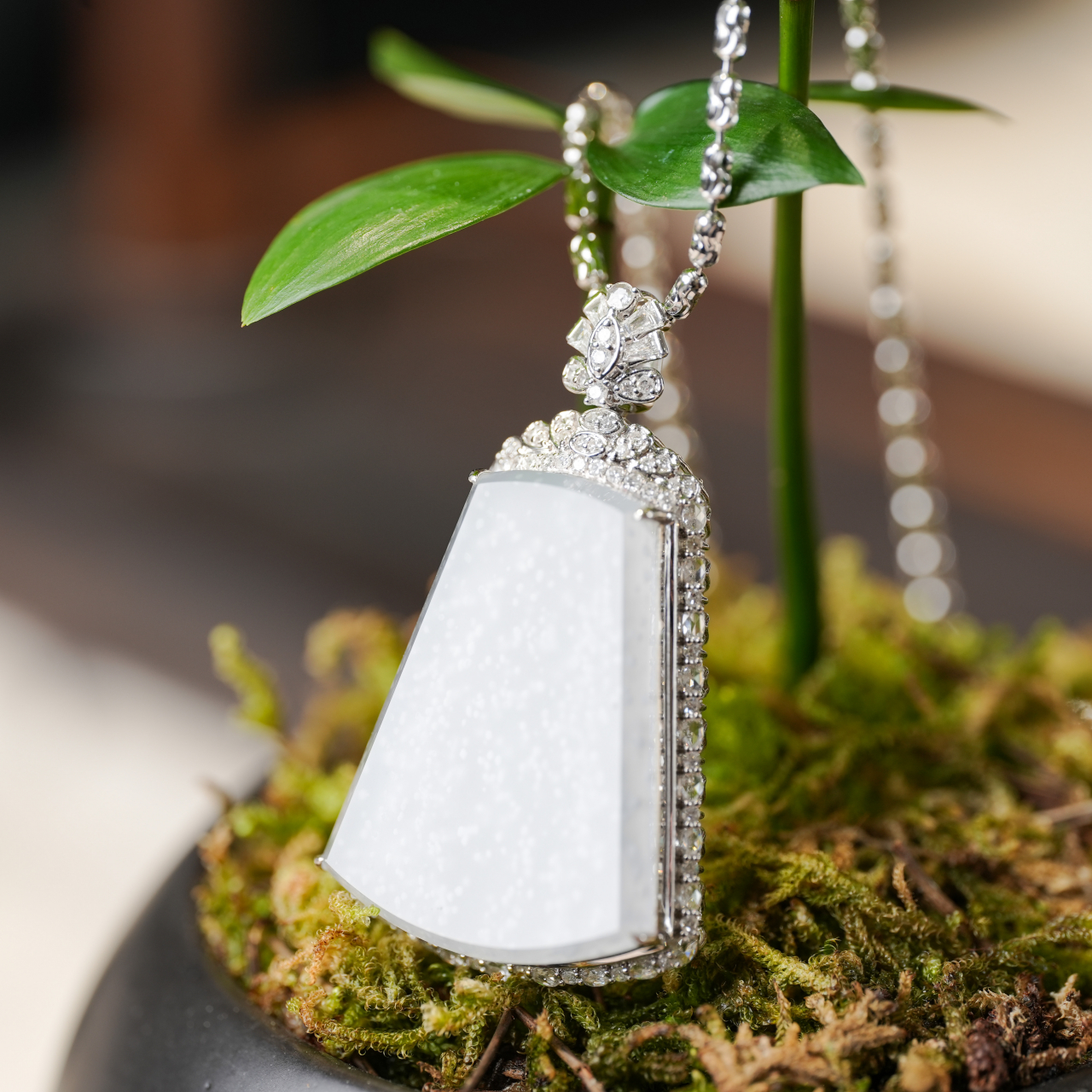 翡翠|轻奢款吊坠 翡翠无事牌 点点雪花棉萦绕其中 意境唯美如画 钻石