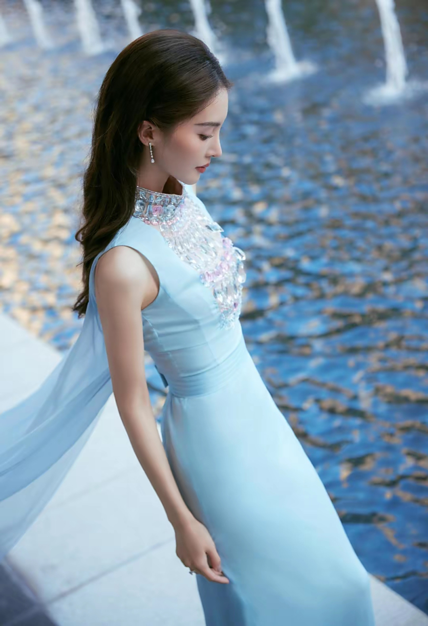 金晨身着淡蓝云锦曳地长裙,长发飘逸轻纱飞舞,饰品璀璨精致优雅  金晨