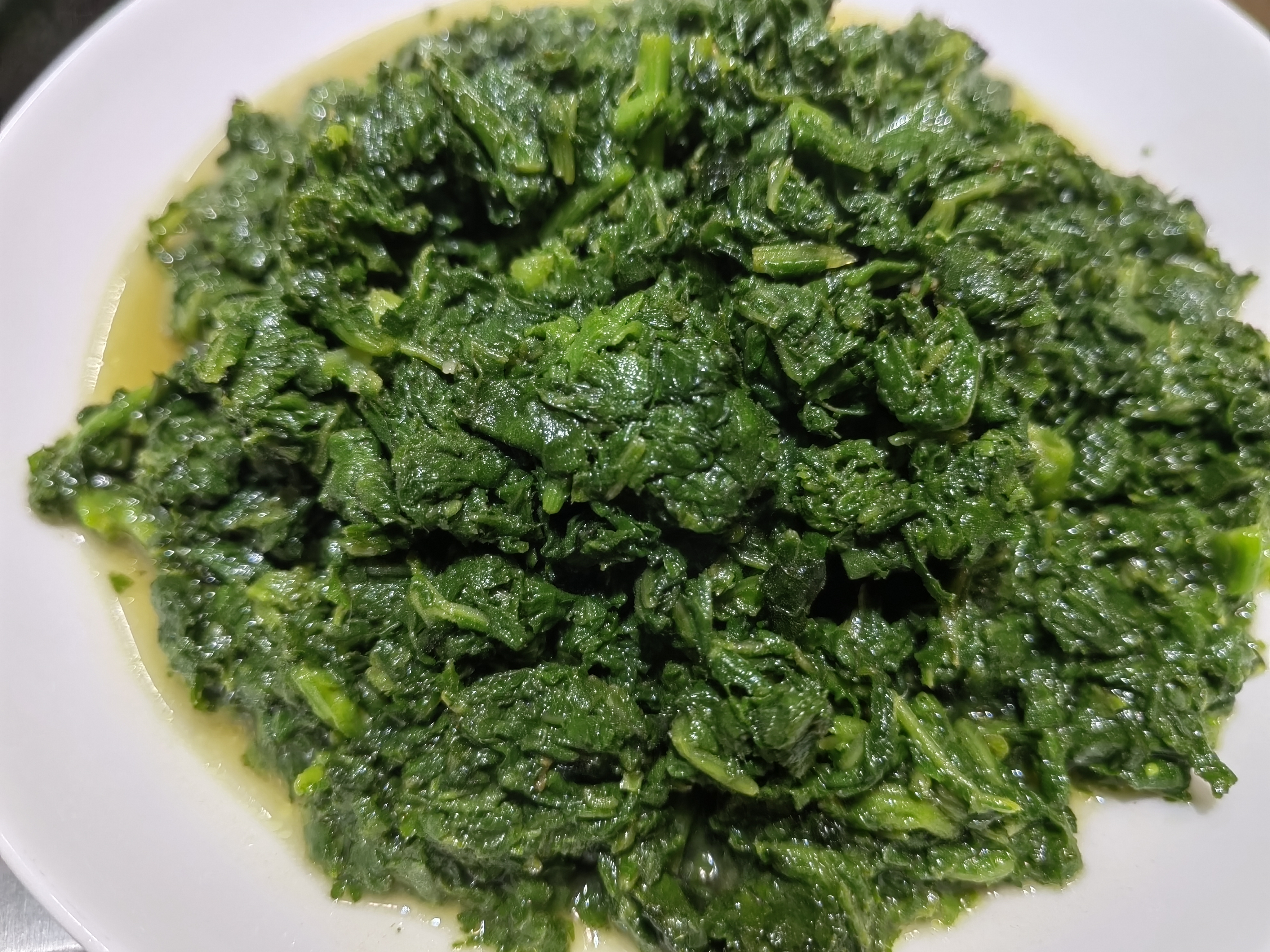 口感挺奇怪的,有点粗糙的那种,洗南瓜叶的时候先一片一片洗干净,然后