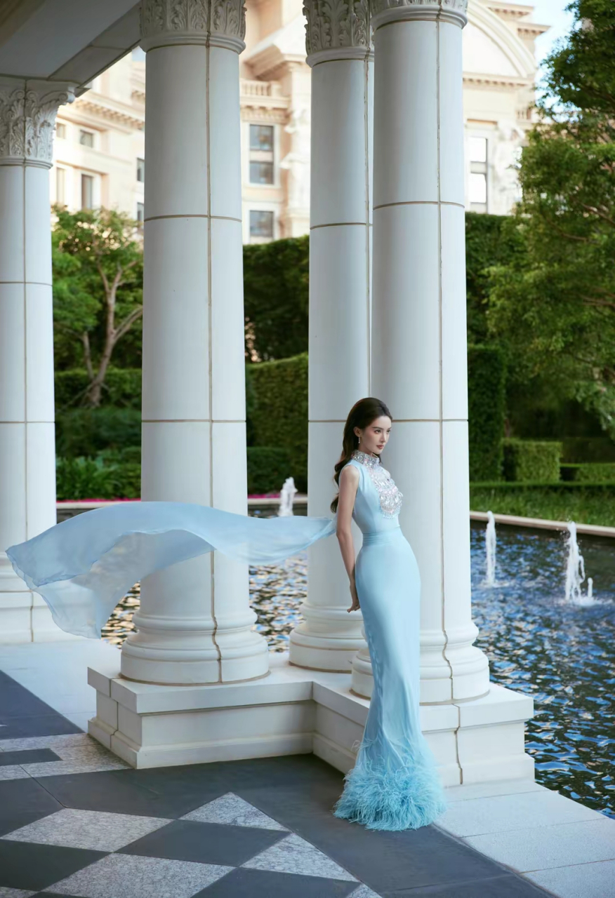 金晨身着淡蓝云锦曳地长裙,长发飘逸轻纱飞舞,饰品璀璨精致优雅  金晨