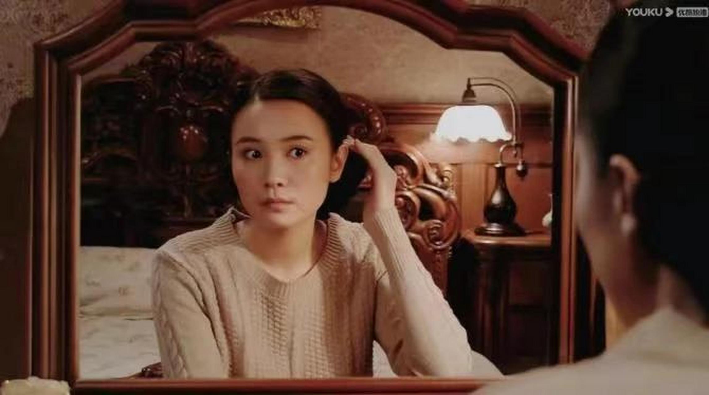 《悬崖》中,顾秋妍直白地对老魏说:如果说女人还有一个精神丈夫,那我