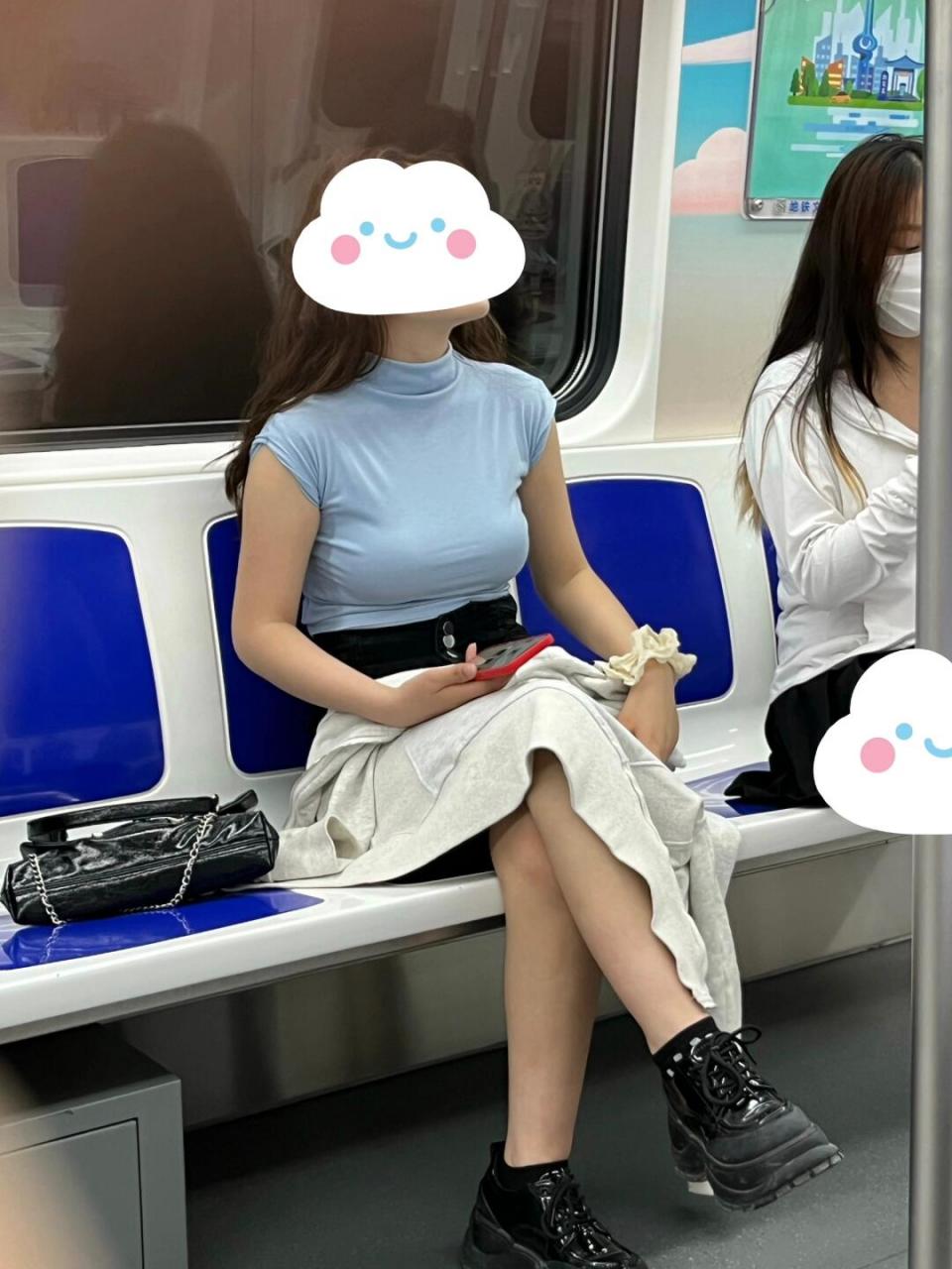 女子内裤乘地铁图片