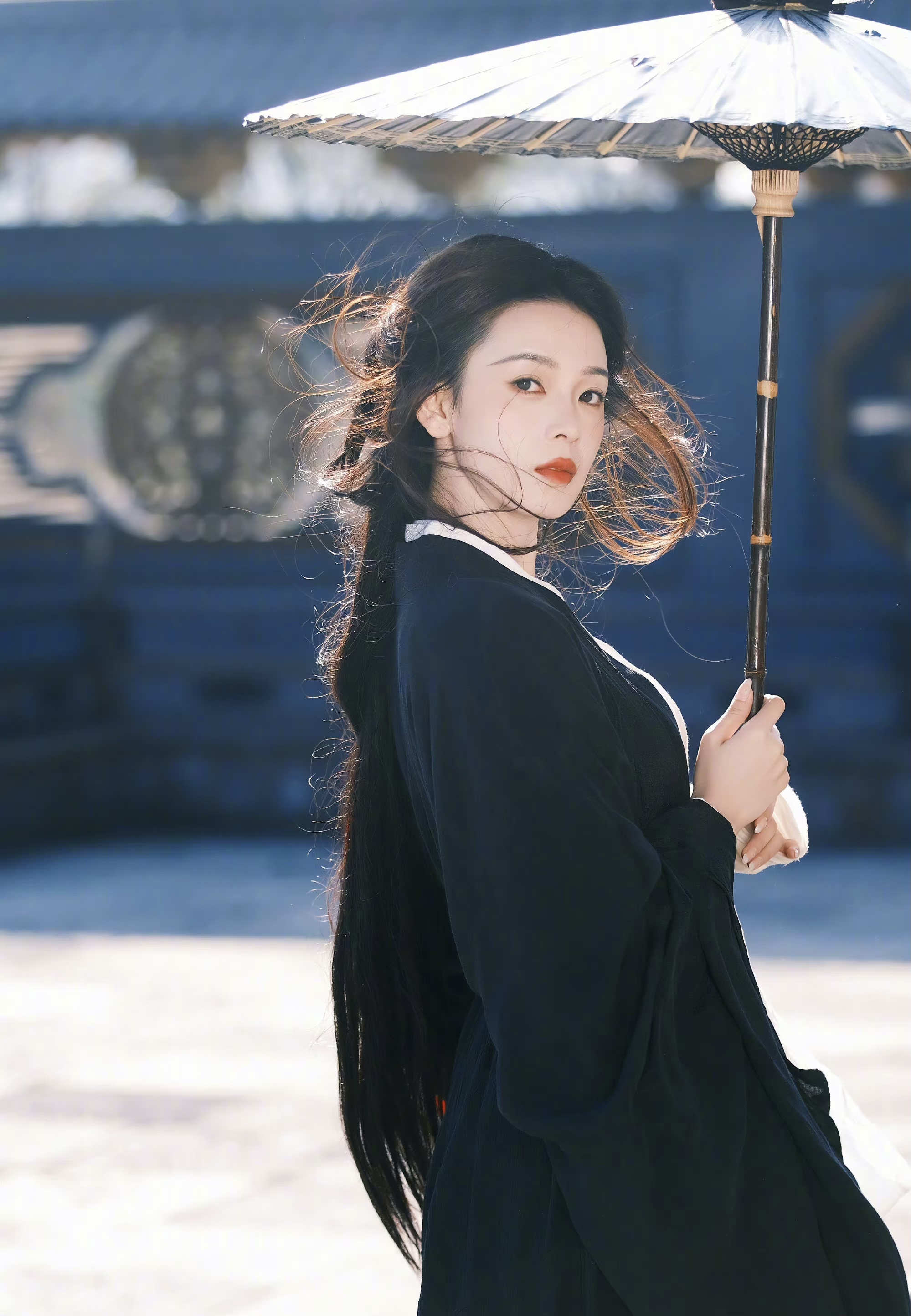 陈瑶撑伞回眸这一幕真的太美了,这种少女的英气和柔美混搭成了一种