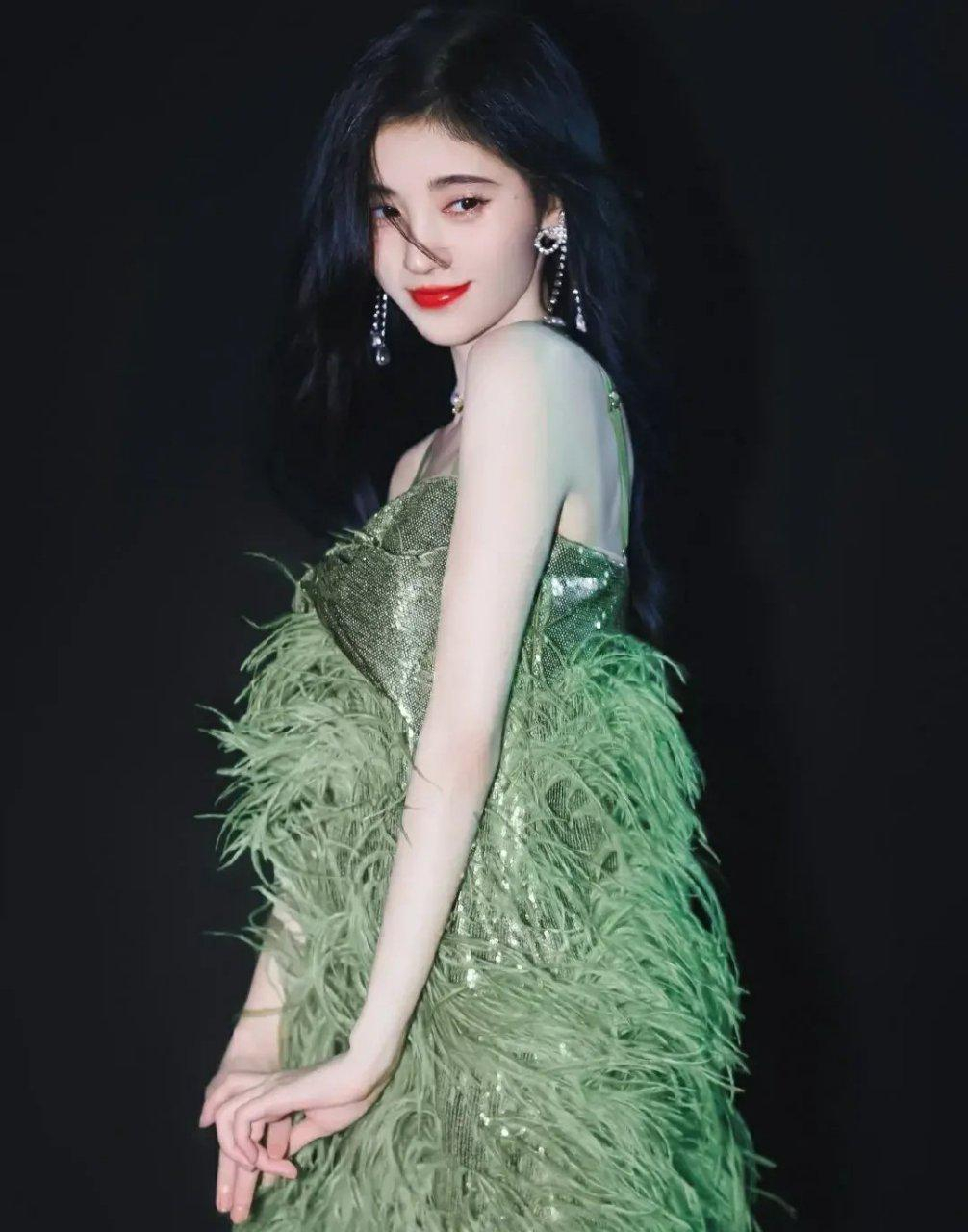 鞠婧祎是4000年美女