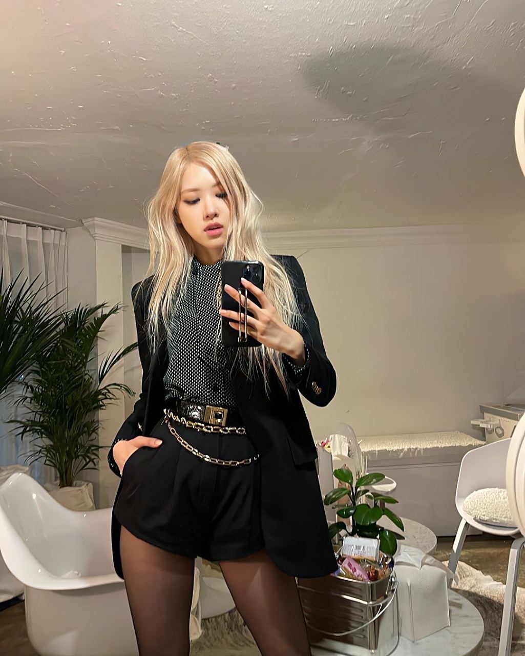 朴彩英凭借其肉欲美腿的形象吸引了众多粉丝的关注,她的腿型笔直修长