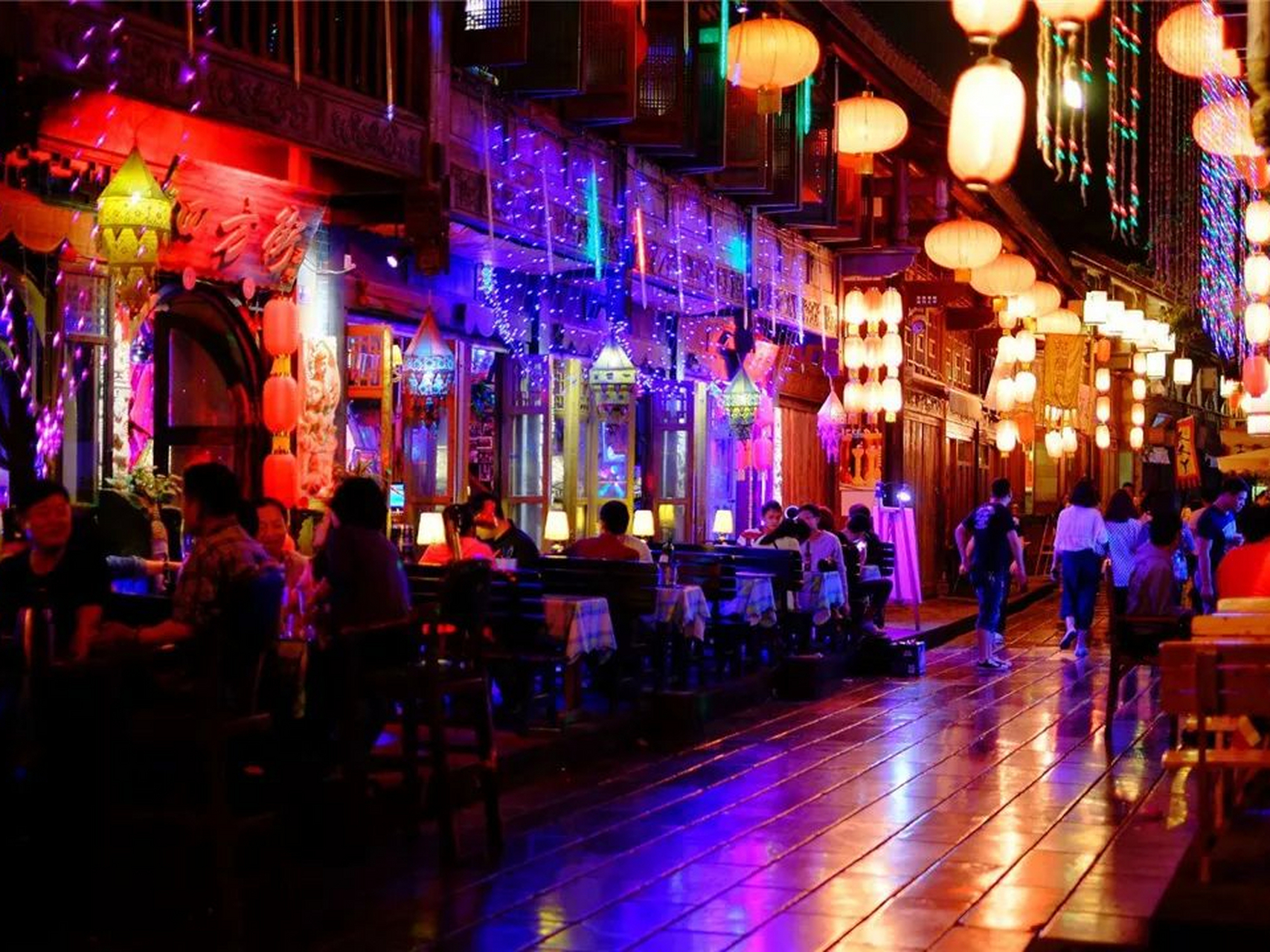 一起和你看世界#锦江区九眼桥:是整个成都市最著名的酒吧一条街,也是