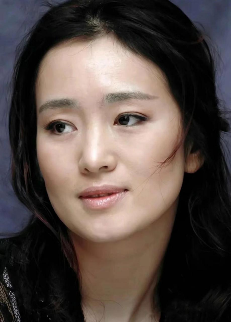 巩俐年纪大了,虽然没有皱纹,但是苦相出来了