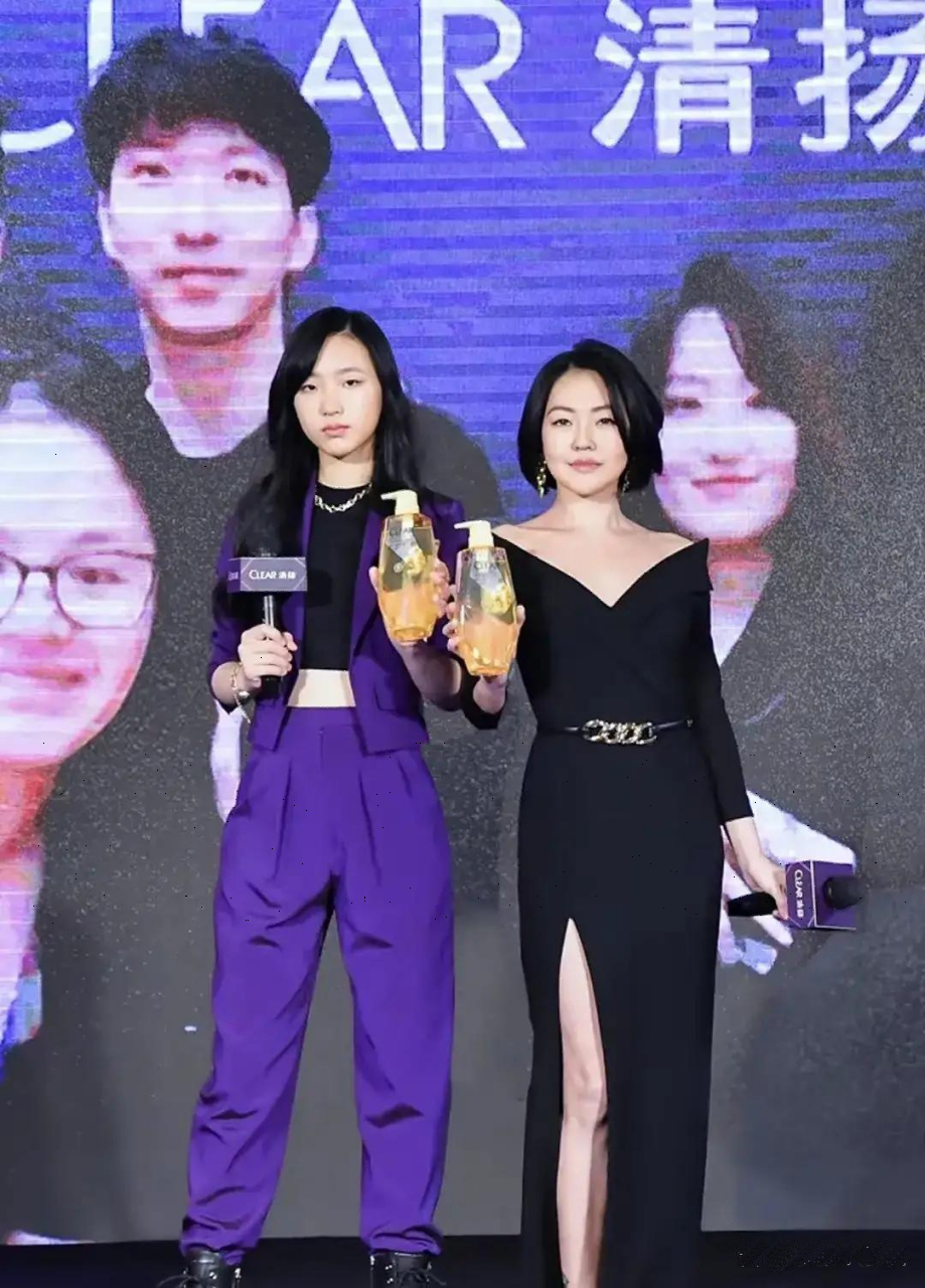 小s的大女儿许曦文和妈妈同台比美!