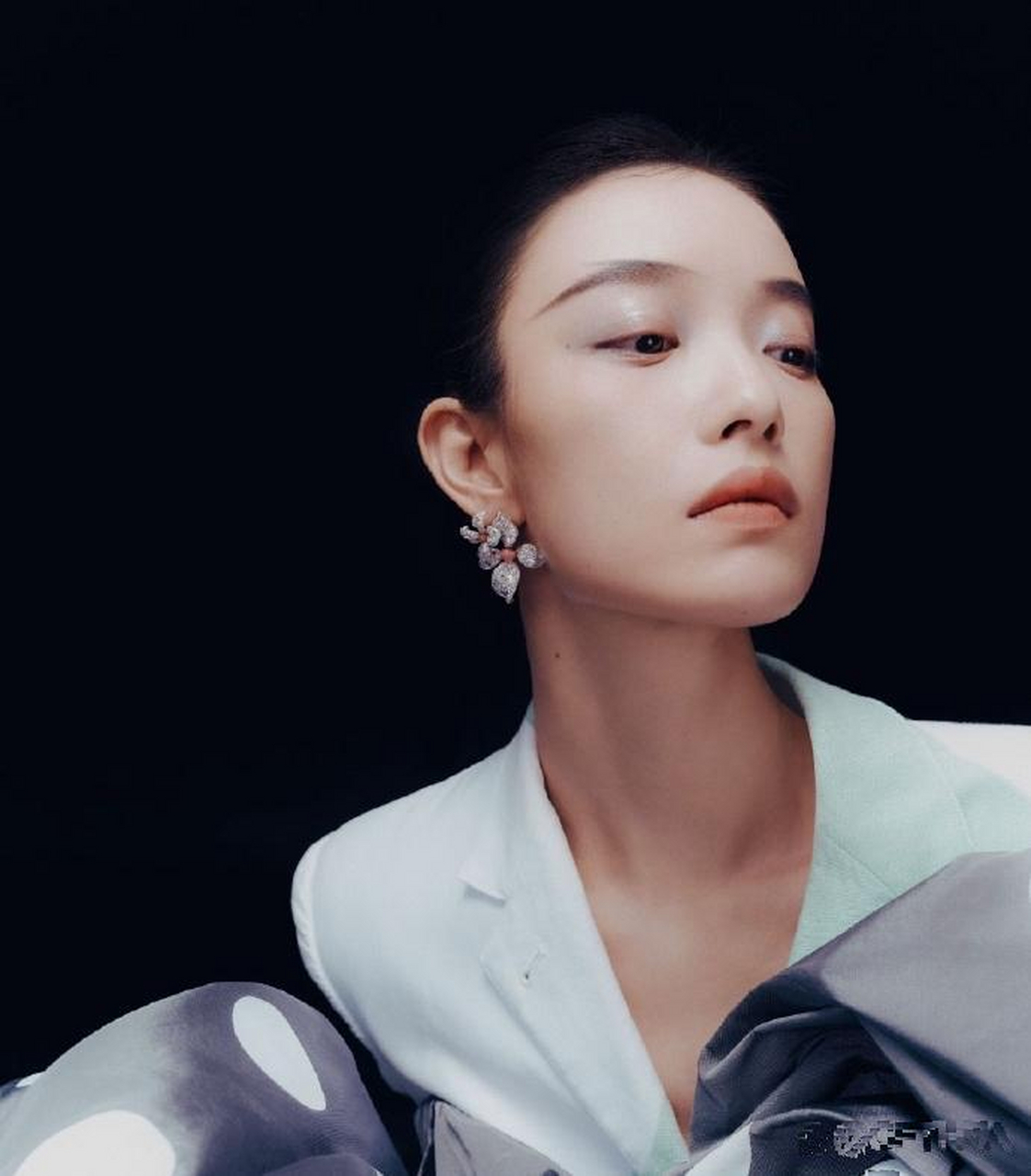 倪妮法令纹眼袋黑眼圈都有了