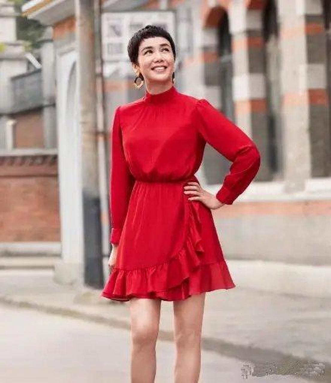 蒋雯丽与外甥女合照,马思纯俏皮又时髦,"两辈人"却像一对好闺蜜 !